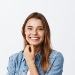 Mujer sonriendo a cámara - ¿Cuándo hay que quitar las muelas de juicio – Buendía Dental -Dentista en Errentería